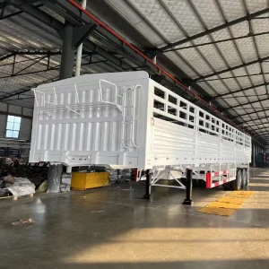 China Supply 13 Meters 3 Axle Fence Farm Tractor Trailer for Livestock