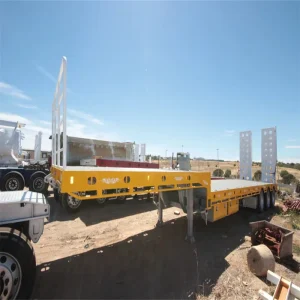 Low Bed Truck Trailer High Tensile Strength Tri Axle Drop Deck Trailer With Ramps
